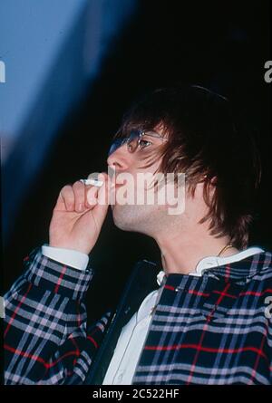 Oasis im Konzert im Manchester City Stadium in Maine Road, Manchester 27. April 1996: Liam Gallagher Stockfoto