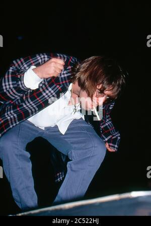 Oasis im Konzert im Manchester City Stadium in Maine Road, Manchester 27. April 1996: Liam Gallagher Stockfoto