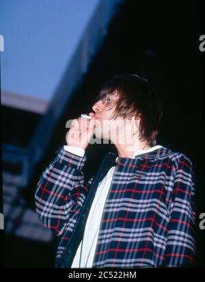 Oasis im Konzert im Manchester City Stadium in Maine Road, Manchester 27. April 1996: Liam Gallagher Stockfoto