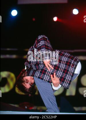 Oasis im Konzert im Manchester City Stadium in Maine Road, Manchester 27. April 1996: Liam Gallagher Stockfoto