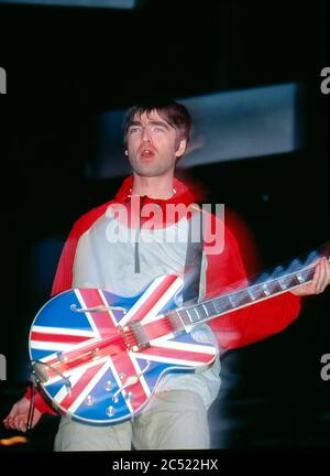 Oasis im Konzert im Manchester City Stadium in Maine Road, Manchester 27. April 1996: Noel Gallagher Stockfoto