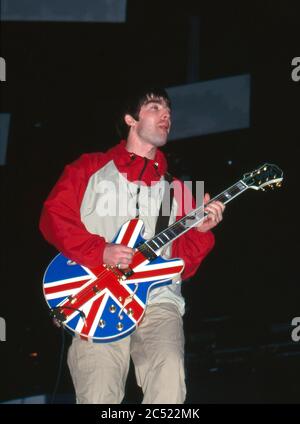 Oasis im Konzert im Manchester City Stadium in Maine Road, Manchester 27. April 1996: Noel Gallagher Stockfoto