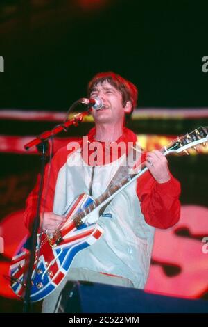 Oasis im Konzert im Manchester City Stadium in Maine Road, Manchester 27. April 1996: Noel Gallagher Stockfoto