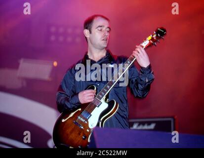 Oasis im Konzert im Manchester City Stadium in Maine Road, Manchester 27. April 1996: Paul 'Bonehead' Arthurs Stockfoto