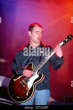 Oasis im Konzert im Manchester City Stadium in Maine Road, Manchester 27. April 1996: Paul 'Bonehead' Arthurs Stockfoto