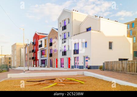 Den Haag, Niederlande - 16. Mai 2019: Neu gebaute moderne Familienhäuser in der niederländischen Stadt Den Haag in Scheveningen, Niederlande Stockfoto