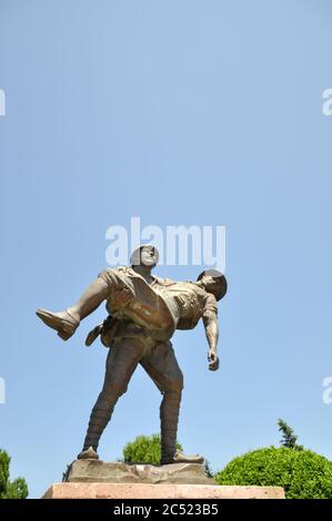 Canakkale, Türkei - 24. Juni 2011:Statue eines türkischen Soldaten, der einen verletzten ANZAC-Soldaten trägt, Gallipoli, Canakkale, (Dardanelles) Stockfoto