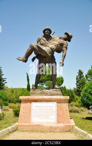 Canakkale, Türkei - 24. Juni 2011:Statue eines türkischen Soldaten, der einen verletzten ANZAC-Soldaten trägt, Gallipoli, Canakkale, (Dardanelles) Stockfoto