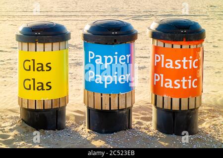 Niederländische recyceln Abfalleimer für Glas, Papier und Kunststoffe am Strand Stockfoto