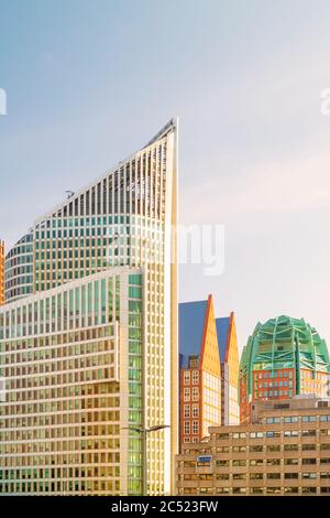 Nachmittags Ansicht der zeitgenössischen Bürogebäude in Den Haag Stadtzentrum, Niederlande Stockfoto