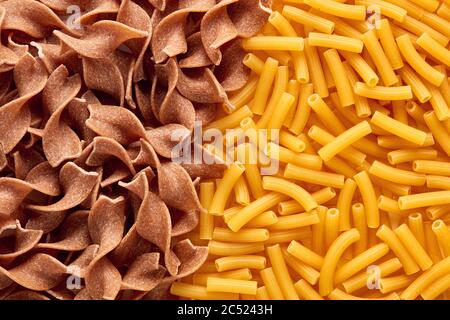 Haufen von rohem Vollkorn Tagliatella und Tubini Ziti rigati Pasta. Ansicht von oben. Stockfoto