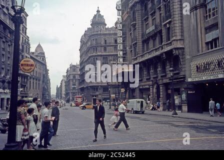 Ein Blick auf die Straße von Barcelona im Jahr 1968 – hier nach Südosten die Via Laietana (oder Vía Layetana auf Spanisch) hinunter. Diese Straße ist eine Hauptverkehrsstraße in Barcelona, Katalonien, Spanien, im Ciutat Vella Bezirk. Die Allee verläuft von Plaça Urquinaona bis Plaça d'Antonio López, an der Strandpromenade, und trennt die Viertel der Altstadt auf beiden Seiten (La Ribera/El Born und Sant Pere auf der einen Seite und Barri Gòtic auf der anderen Seite). Hier überqueren Fußgänger die Straße, wo die Carrer de les Jonqueres auf der linken Seite einmündet. Carrer Comtal ist die erste Straße auf der rechten Seite. Stockfoto