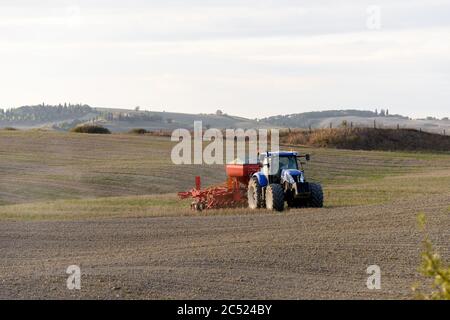 Ein Bauer in der Toskana bestellt sein Feld mit dem Traktor Stockfoto
