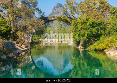 Die Fuli-Brücke am Yulong-Fluss in Yangshuo, Guilin, China Stockfoto