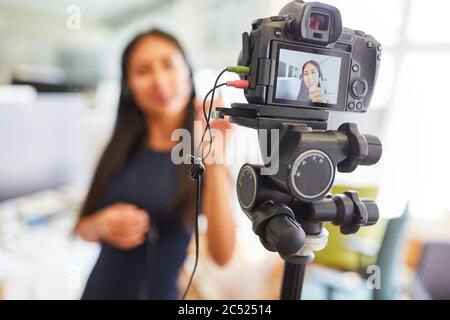 Geschäftsfrau, die ein Video für ein Streaming-Tutorial oder ein Interview im Internet aufzeichnet Stockfoto