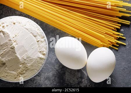 Spaghetti mit Mehl und Eiern. Nahaufnahme von oben. Spaghetti-Zubereitung. Stockfoto
