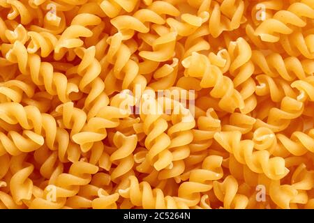 Haufen roher Rotini oder Fusulli Pasta. Ansicht von oben. Stockfoto