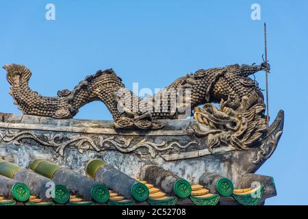 Detail eines Drachen auf dem Dach der Chen Clan Ancestral Hall in Guangzhou, Guangdong, China Stockfoto