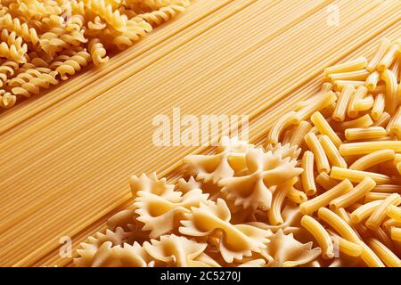 Haufen von verschiedenen rohen Nudeln oder Makkaroni in verschiedenen Arten und Formen. Stockfoto