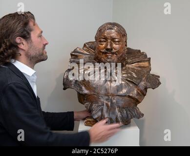 Stuart Lochhead Sculpture, St James's, London, Großbritannien. 30. Juni 2020. London Art Week Digitale Vorschau (LAW Digital), mit Online-Viewings vom 3-10. Juli. Eine einzigartige Sammlung von verlockenden virtuellen Ausstellungsräumen der London Art Week wird nach Kategorie der Kunst kuratiert und präsentiert Werke aller Teilnehmer Seite an Seite. Bild: Stuart Lochhead untersucht Jean-Jospeh Carriès (Lyon 1855 - Paris 1894). Porträt von Frans Hals mit Spitzbart, 1885 - 1892. Quelle: Malcolm Park/Alamy Live News. Stockfoto