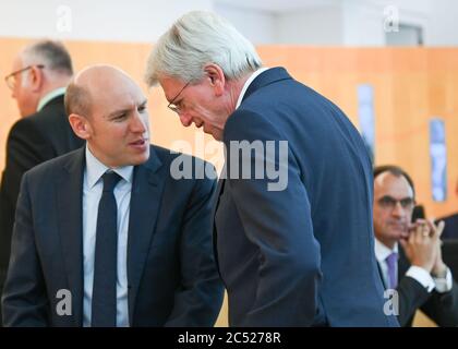 Wiesbaden, Deutschland. Juni 2020. An der Plenarsitzung des Hessischen landtags nehmen Manfred Pentz (l.), Generalsekretär der CDU Hessen, Volker Bouffier, Ministerpräsident des Landes Hessen, und Michael Boddenberg (alle CDU), Finanzminister, Teil. Quelle: Arne Dedert/dpa/Alamy Live News Stockfoto