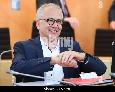 Wiesbaden, Deutschland. Juni 2020. Der hessische Wirtschaftsminister Tarek Al-Wazir (Bündnis 90/die Grünen) nimmt an der Plenarsitzung des Hessischen parlaments Teil. Quelle: Arne Dedert/dpa/Alamy Live News Stockfoto