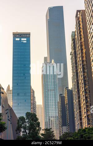 GUANGZHOU, CHINA, 18. NOVEMBER 2019: Moderne Wolkenkratzer bei Sonnenuntergang Stockfoto