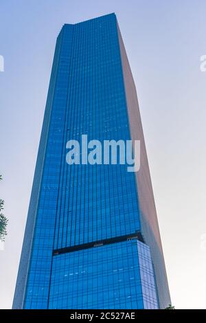 GUANGZHOU, CHINA, 18. NOVEMBER 2019: Moderne Wolkenkratzer bei Sonnenuntergang Stockfoto