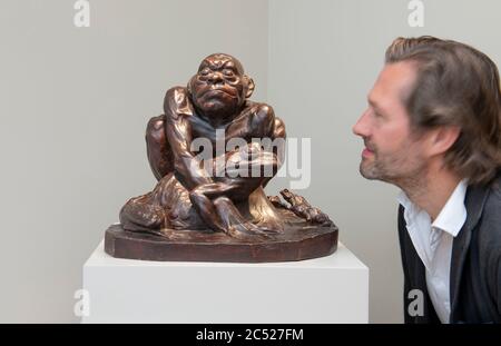 Stuart Lochhead Sculpture, St James's, London, Großbritannien. 30. Juni 2020. London Art Week Digitale Vorschau (LAW Digital), mit Online-Viewings vom 3-10. Juli. Eine einzigartige Sammlung von verlockenden virtuellen Ausstellungsräumen der London Art Week wird nach Kategorie der Kunst kuratiert und präsentiert Werke aller Teilnehmer Seite an Seite. Bild: Stuart Lochhead untersucht Jean-Joseph Carriès (Lyon 1855 - Paris 1894) Le Grenouillard - der Froschmann, 1892-1894. Quelle: Malcolm Park/Alamy Live News. Stockfoto