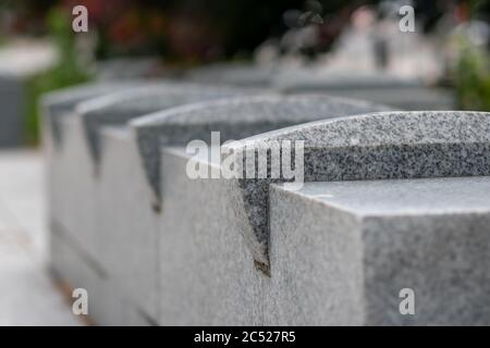 Feindliche Architektur - Betonbank mit Stachelbarrieren, um Menschen am Schlafen zu verhindern. Stockfoto