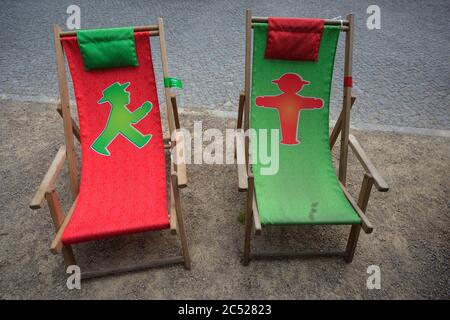 Ikonische grüne und rote Ampelmann oder Ampelmännchen-Designs auf Liegestühlen, Berlin, Deutschland, Europa Stockfoto