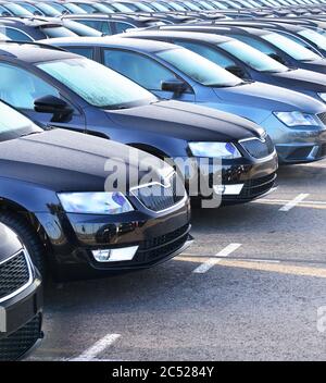 Viele Neuwagen auf einem Parkplatz bei einem Autohändler Stockfoto