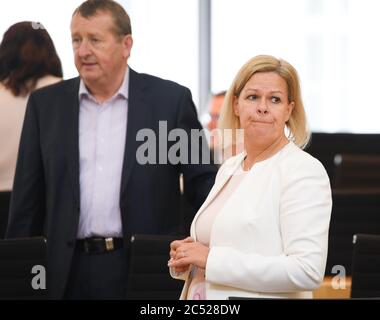 Wiesbaden, Deutschland. Juni 2020. Nancy Faeser, Fraktionsvorsitzende, und Günter Rudolph (beide SPD) nehmen an der Plenarsitzung des Hessischen landtags Teil. Quelle: Arne Dedert/dpa/Alamy Live News Stockfoto