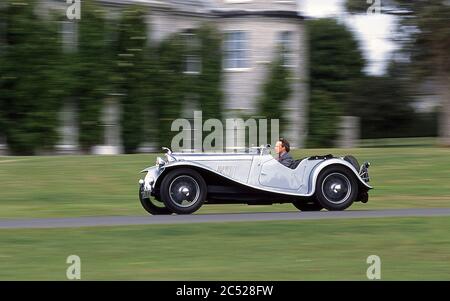 Charles Gordon- Lennox 11. Duke of Richmond mit seinem 1934 AC 16-80 Six Sportwagen im Goodwood House UK 2002 Stockfoto