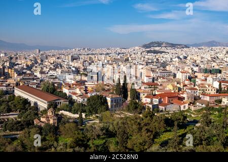 Athen, Attika / Griechenland - 2018/04/02: Panoramablick auf das metropolitane Athen mit Athener Agora und Attalus, Stoa von Attalos, vom Akropolis-Hügel aus gesehen Stockfoto
