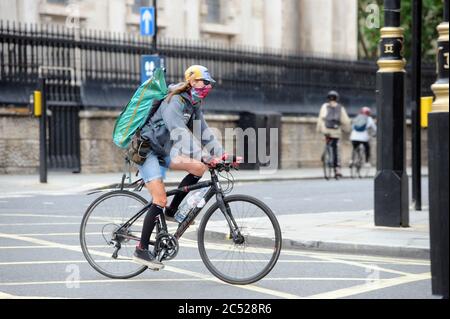 London, Großbritannien. Juni 2020. Houses of Parliament vom Trafalgar Square aus gesehen. Regen auf Trafalgar Square Ende Juni. Kredit: JOHNNY ARMSTEAD/Alamy Live Nachrichten Stockfoto