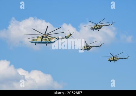 MOSKAU, RUSSLAND - JUN 2020: Sowjetischer und russischer schwerer Mehrzweck-Transporthubschrauber Mi-26 und Mehrzweck-Hubschrauber Mi-8 bei der Parade zu Ehren Stockfoto