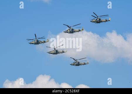 MOSKAU, RUSSLAND - JUN 2020: Russischer Neuaufklärer und Angriffshubschrauber Ka-52 Alligator bei der Parade zu Ehren des 75. Jahrestages der Stockfoto