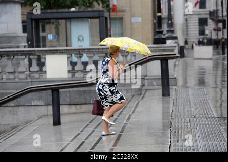 London, Großbritannien. Juni 2020. Regen auf Trafalgar Square Ende Juni. Kredit: JOHNNY ARMSTEAD/Alamy Live Nachrichten Stockfoto