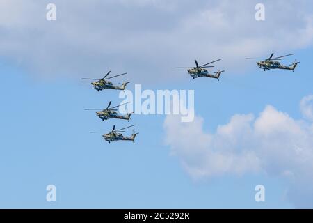 MOSKAU, RUSSLAND - 2020. JUNI: Sowjetischer und russischer Kampfhubschrauber Mi-28N „Nachtjäger“ bei der Parade zu Ehren des 75. Jahrestages des Sieges. Stockfoto