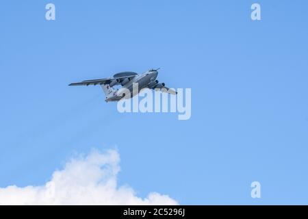 MOSKAU, RUSSLAND - JUN 2020: Russische Fernradardetektion und Kontrollflugzeug A-50 (Hauptstütze) bei der Parade zu Ehren des 75. Jahrestages der Stockfoto