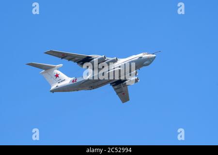 MOSKAU, RUSSLAND - JUN 2020: Russische Fernradardetektion und Kontrollflugzeug A-50 (Hauptstütze) bei der Parade zu Ehren des 75. Jahrestages der Stockfoto