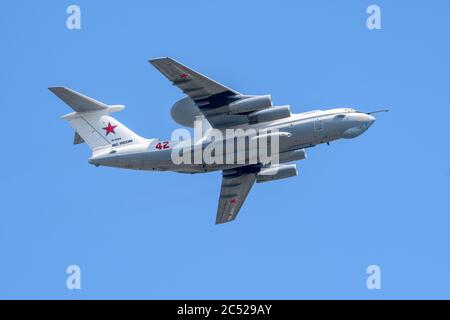 MOSKAU, RUSSLAND - JUN 2020: Russische Fernradardetektion und Kontrollflugzeug A-50 (Hauptstütze) bei der Parade zu Ehren des 75. Jahrestages der Stockfoto