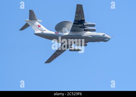 MOSKAU, RUSSLAND - JUN 2020: Sowjetisches und russisches Fernradargerät A-50 (Hauptstütze) bei der Parade zu Ehren des 75 Stockfoto