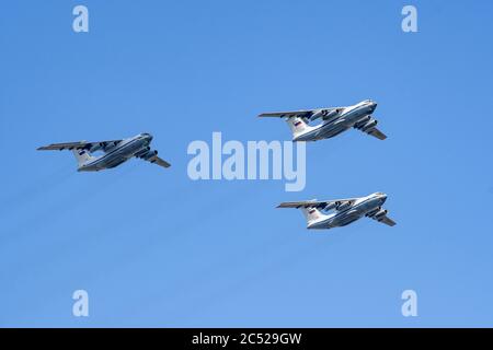 MOSKAU, RUSSLAND - JUN 2020: Sowjetischer und russischer schwerer Militärtransport Aircraf IL-76MD (Candid) bei der Parade zu Ehren des 75. Jahrestages der Stockfoto