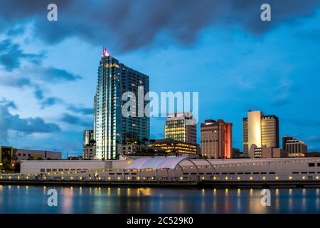 Lange Belichtung Wasserstraße Skyline in der Innenstadt von Tampa bei Nacht. Stockfoto
