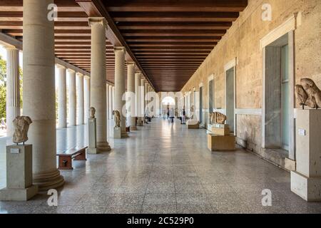 Athen, Attika / Griechenland - 2018/04/02: Überdachter Gang der rekonstruierten Stoa von Attalos in der antiken Agora von Athen archäologischen Bereich Stockfoto