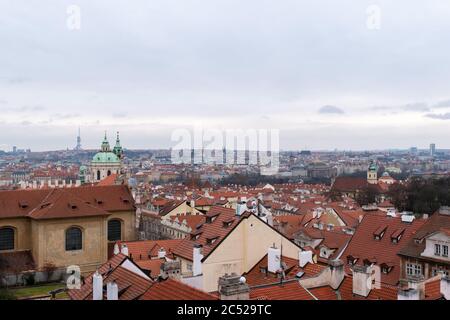 Ruhige Prager Skyline im Winter. Schöner Panoramablick auf die Altstadt und die Kirche. Stockfoto