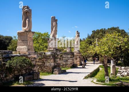 Athen, Attika / Griechenland - 2018/04/02: Panoramablick auf das antike archäologische Gebiet der Athener Agora mit Odeon von Agrippa und den Ruinen des Gymnasiums Stockfoto