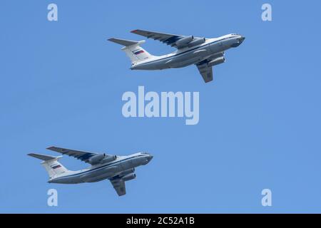 MOSKAU, RUSSLAND - JUN 2020: Sowjetisches und russisches schweres Militärtransportflugzeug IL-76MD (Candid) bei der Parade zu Ehren des 75. Jahrestages der Stockfoto